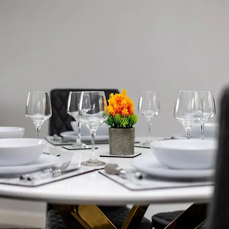 Alt-stay Accommodation, Stonecliffe Duo - 6 Bed 4 Bath - Contractors & Long Leeds (West Yorkshire)