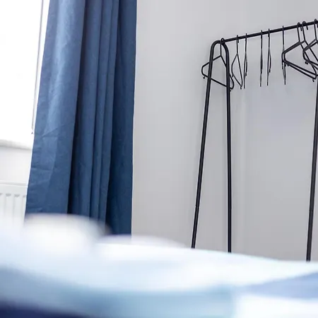 Alt-stay Accommodation, Stonecliffe Duo - 6 Bed 4 Bath - Contractors & Long Leeds (West Yorkshire)