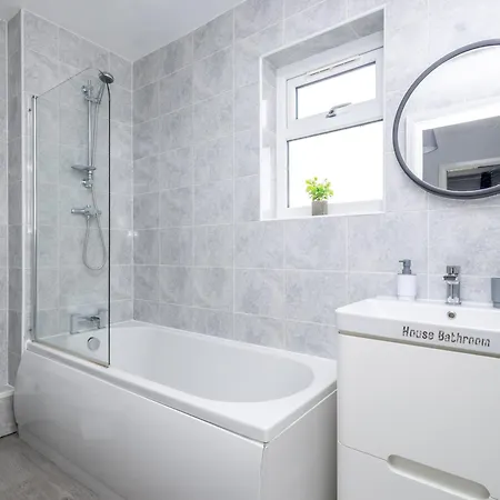 Alt-stay Accommodation, Stonecliffe Duo - 6 Bed 4 Bath - Contractors & Long Apartment Leeds (West Yorkshire)