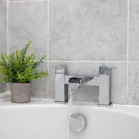 Alt-stay Accommodation, Stonecliffe Duo - 6 Bed 4 Bath - Contractors & Long Leeds (West Yorkshire)