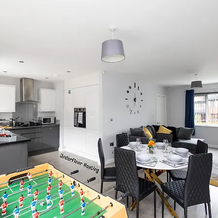 Stonecliffe Homes By Alt-stay 6 Bedroom Contractor And Corporate - 2x Semi Detached With 2 Kitchens, 2 Living Rooms, 4 Bathrooms, Parking, Netflix And Fast Wi Fi - Long Ready With Weekly And Monthly Rates ليدز