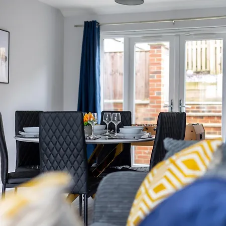 شقة Stonecliffe Homes By Alt-stay 6 Bedroom Contractor And Corporate - 2x Semi Detached With 2 Kitchens, 2 Living Rooms, 4 Bathrooms, Parking, Netflix And Fast Wi Fi - Long Ready With Weekly And Monthly Rates *