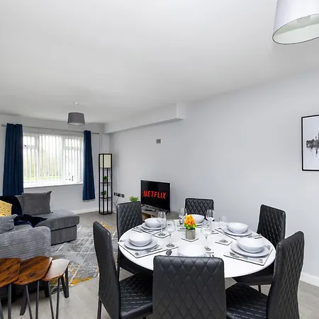 Stonecliffe Homes By Alt-stay 6 Bedroom Contractor And Corporate - 2x Semi Detached With 2 Kitchens, 2 Living Rooms, 4 Bathrooms, Parking, Netflix And Fast Wi Fi - Long Ready With Weekly And Monthly Rates شقة *