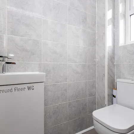 Stonecliffe Homes By Alt-stay 6 Bedroom Contractor And Corporate - 2x Semi Detached With 2 Kitchens, 2 Living Rooms, 4 Bathrooms, Parking, Netflix And Fast Wi Fi - Long Ready With Weekly And Monthly Rates *