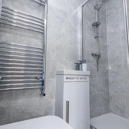 Stonecliffe Homes By Alt-stay 6 Bedroom Contractor And Corporate - 2x Semi Detached With 2 Kitchens, 2 Living Rooms, 4 Bathrooms, Parking, Netflix And Fast Wi Fi - Long Ready With Weekly And Monthly Rates