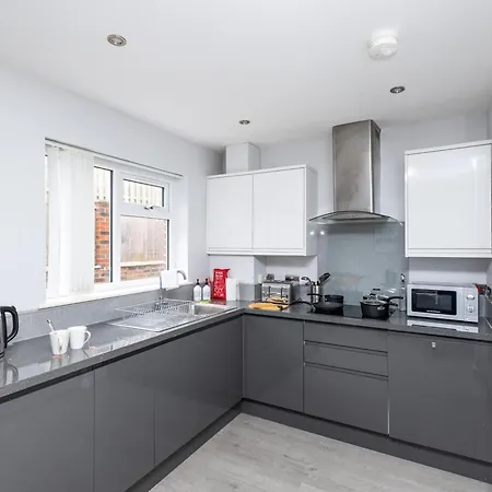 Stonecliffe Homes By Alt-stay 6 Bedroom Contractor And Corporate - 2x Semi Detached With 2 Kitchens, 2 Living Rooms, 4 Bathrooms, Parking, Netflix And Fast Wi Fi - Long Ready With Weekly And Monthly Rates