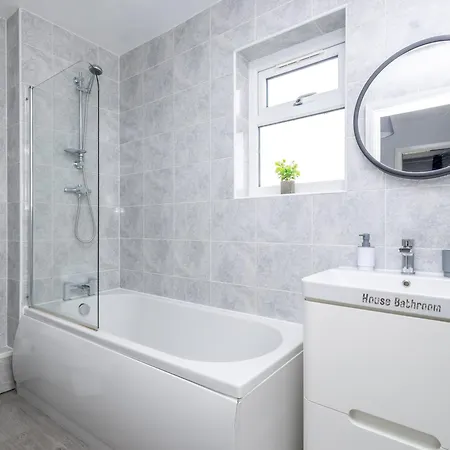 Stonecliffe Homes By Alt-stay 6 Bedroom Contractor And Corporate - 2x Semi Detached With 2 Kitchens, 2 Living Rooms, 4 Bathrooms, Parking, Netflix And Fast Wi Fi - Long Ready With Weekly And Monthly Rates شقة ليدز