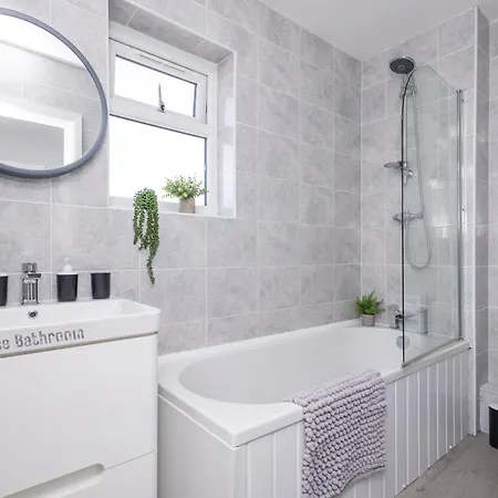 Stonecliffe Homes By Alt-stay 6 Bedroom Contractor And Corporate - 2x Semi Detached With 2 Kitchens, 2 Living Rooms, 4 Bathrooms, Parking, Netflix And Fast Wi Fi - Long Ready With Weekly And Monthly Rates ليدز