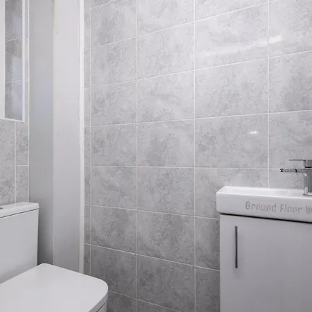 شقة Stonecliffe Homes By Alt-stay 6 Bedroom Contractor And Corporate - 2x Semi Detached With 2 Kitchens, 2 Living Rooms, 4 Bathrooms, Parking, Netflix And Fast Wi Fi - Long Ready With Weekly And Monthly Rates *
