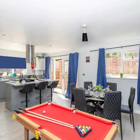Stonecliffe Homes By Alt-stay 6 Bedroom Contractor And Corporate - 2x Semi Detached With 2 Kitchens, 2 Living Rooms, 4 Bathrooms, Parking, Netflix And Fast Wi Fi - Long Ready With Weekly And Monthly Rates *