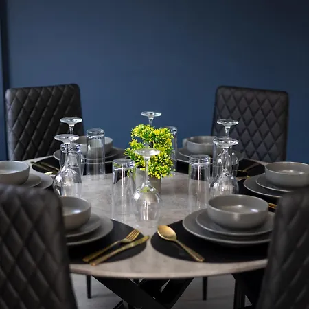 Stonecliffe Homes By Alt-stay 6 Bedroom Contractor And Corporate - 2x Semi Detached With 2 Kitchens, 2 Living Rooms, 4 Bathrooms, Parking, Netflix And Fast Wi Fi - Long Ready With Weekly And Monthly Rates
