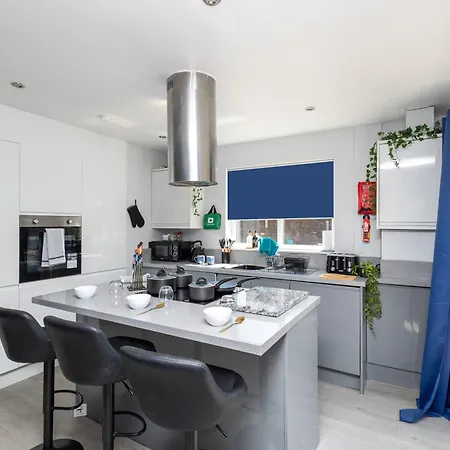 شقة Stonecliffe Homes By Alt-stay 6 Bedroom Contractor And Corporate - 2x Semi Detached With 2 Kitchens, 2 Living Rooms, 4 Bathrooms, Parking, Netflix And Fast Wi Fi - Long Ready With Weekly And Monthly Rates ليدز
