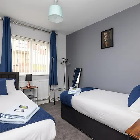 شقة Stonecliffe Homes By Alt-stay 6 Bedroom Contractor And Corporate - 2x Semi Detached With 2 Kitchens, 2 Living Rooms, 4 Bathrooms, Parking, Netflix And Fast Wi Fi - Long Ready With Weekly And Monthly Rates
