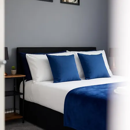 شقة Stonecliffe Homes By Alt-stay 6 Bedroom Contractor And Corporate - 2x Semi Detached With 2 Kitchens, 2 Living Rooms, 4 Bathrooms, Parking, Netflix And Fast Wi Fi - Long Ready With Weekly And Monthly Rates *