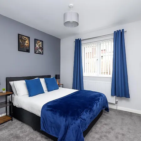 Stonecliffe Homes By Alt-stay 6 Bedroom Contractor And Corporate - 2x Semi Detached With 2 Kitchens, 2 Living Rooms, 4 Bathrooms, Parking, Netflix And Fast Wi Fi - Long Ready With Weekly And Monthly Rates