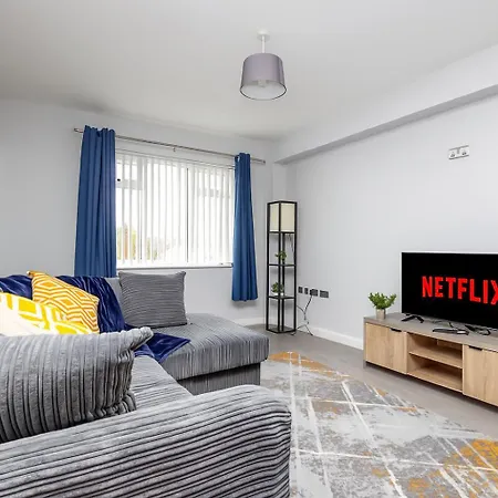 Stonecliffe Homes By Alt-stay 6 Bedroom Contractor And Corporate - 2x Semi Detached With 2 Kitchens, 2 Living Rooms, 4 Bathrooms, Parking, Netflix And Fast Wi Fi - Long Ready With Weekly And Monthly Rates *