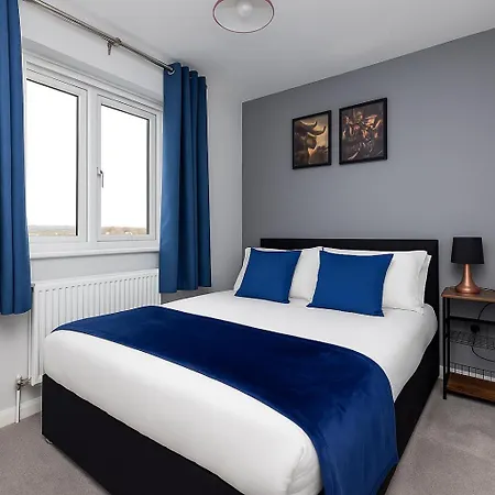 شقة Stonecliffe Homes By Alt-stay 6 Bedroom Contractor And Corporate - 2x Semi Detached With 2 Kitchens, 2 Living Rooms, 4 Bathrooms, Parking, Netflix And Fast Wi Fi - Long Ready With Weekly And Monthly Rates