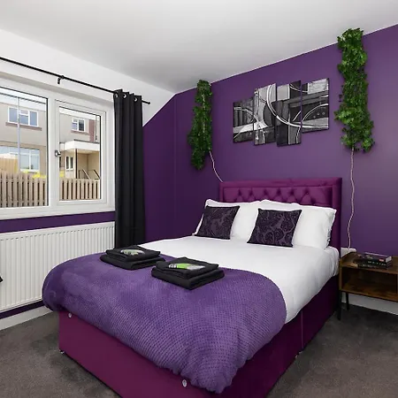 شقة Stonecliffe Homes By Alt-stay 6 Bedroom Contractor And Corporate - 2x Semi Detached With 2 Kitchens, 2 Living Rooms, 4 Bathrooms, Parking, Netflix And Fast Wi Fi - Long Ready With Weekly And Monthly Rates *